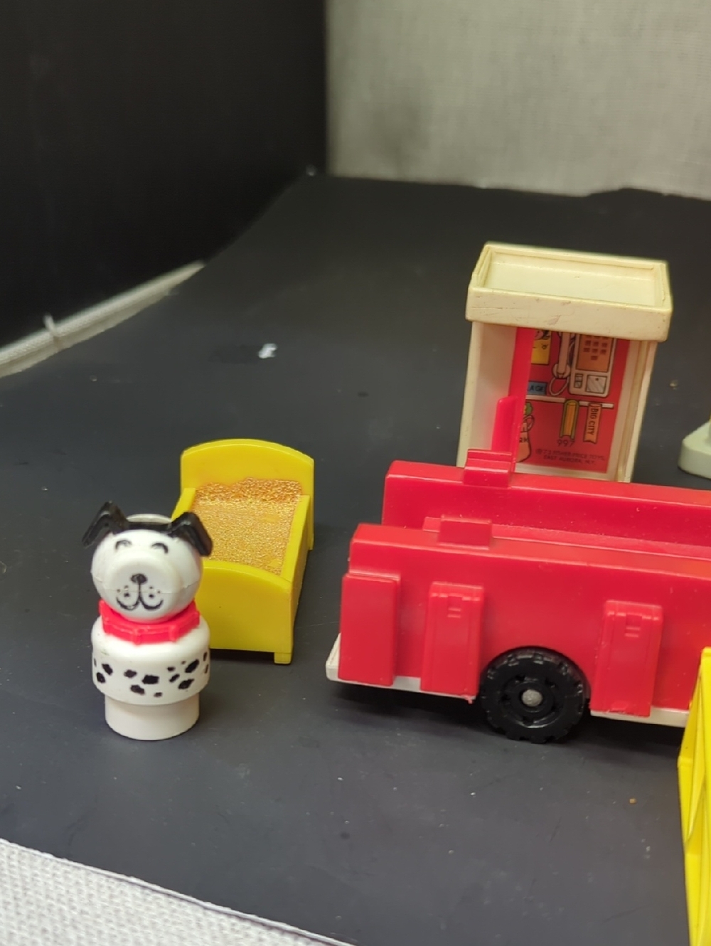1979 VINTAGE WORKING FISHER PRICE PLAY FAMILY FIRE STATION #928 w/accessories - Picture 4 of 16